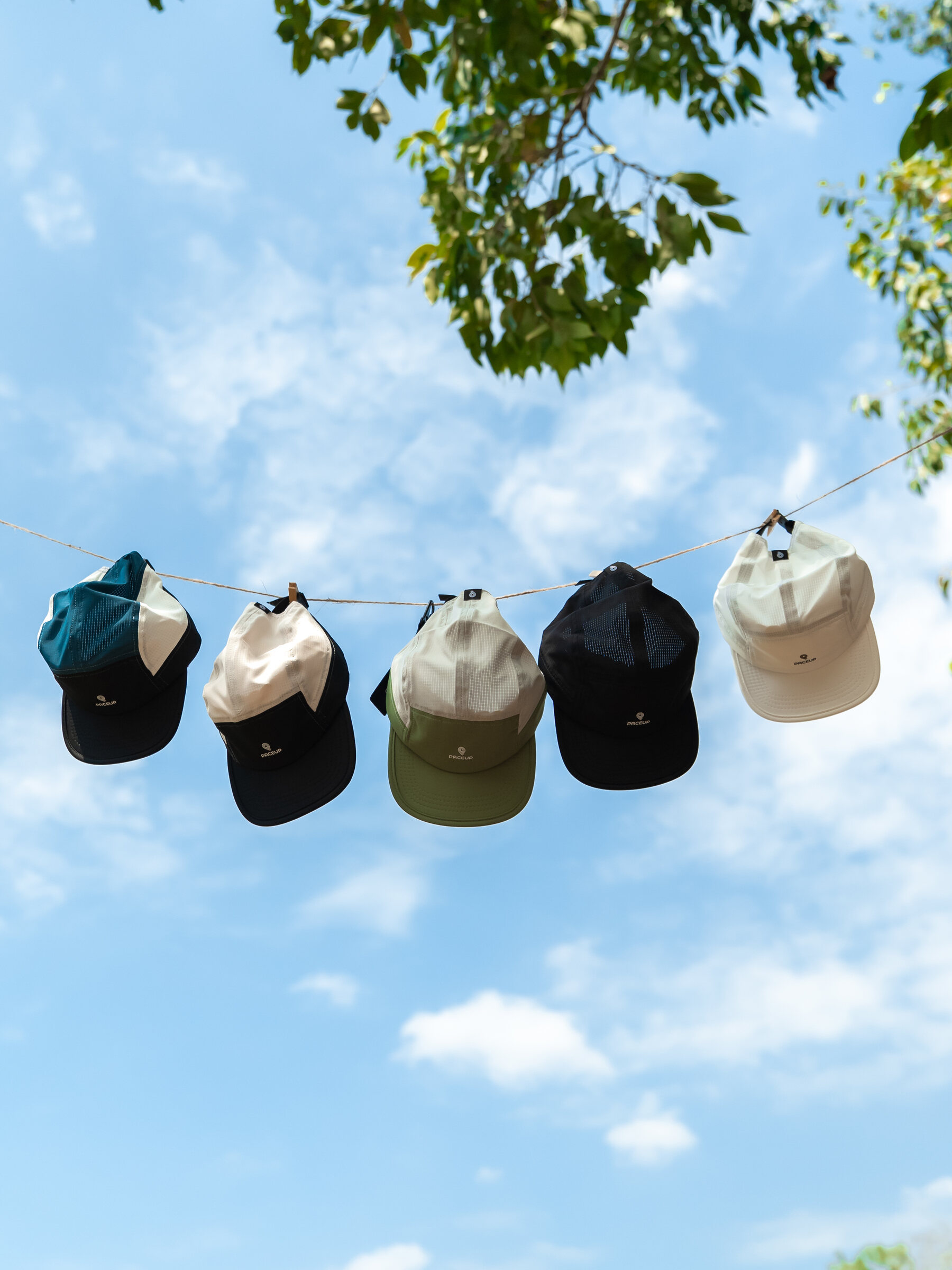 Gorras Paceup colgadas en un tendedero contra el cielo