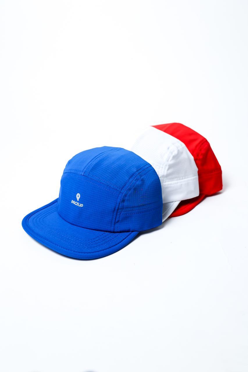 Gorras Paceup azul, blanca y roja apiladas