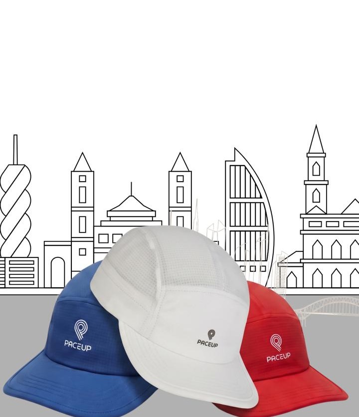 Gorras Paceup azul, blanca y roja frente al perfil de la ciudad de Panamá