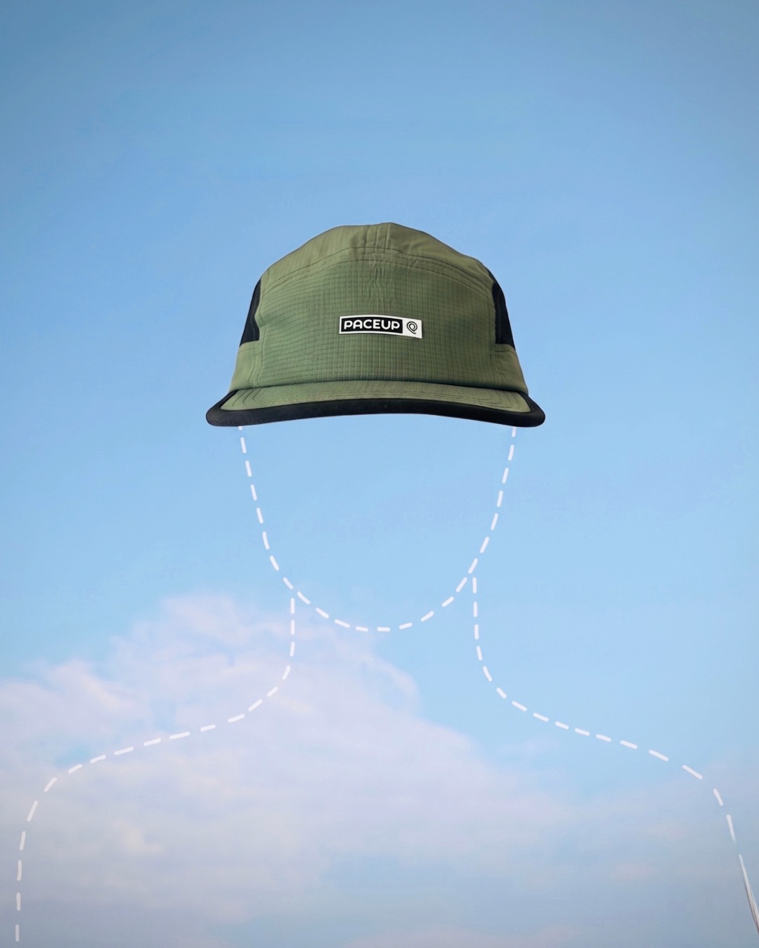 Gorra Paceup verde con ribete negro contra el cielo